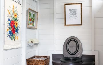 Att avlägsna och samla upp vätskor från toaletten